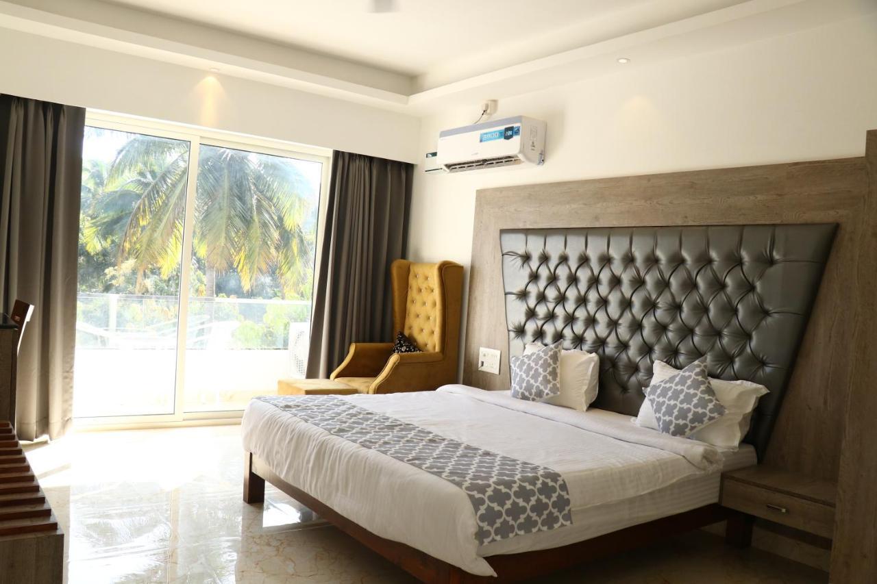 Standard king room w or bathtub pool view welcome drink complimentary,1304269315:JPEG